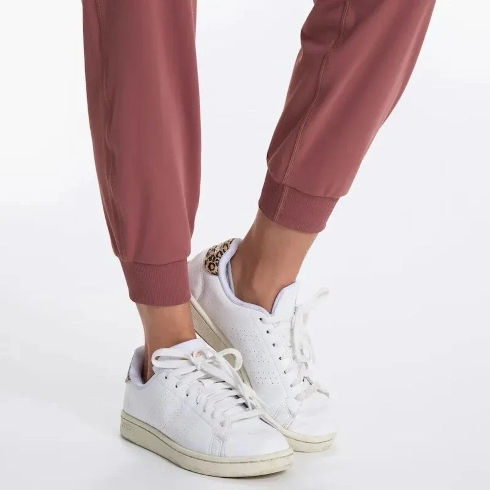 $98 Vuori Daily Leggings Size M In Rosewood - Picture 5 of 11